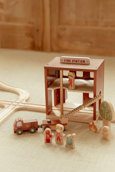 Holz Feuerwehrstation mit Feuerwehrmann und Fahrzeugen